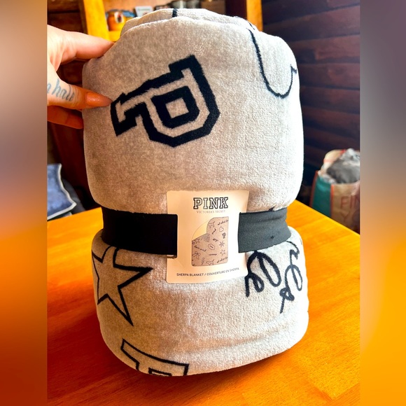 NWT Victoria’s Secret Fleece Blanket - Picture 1 of 2